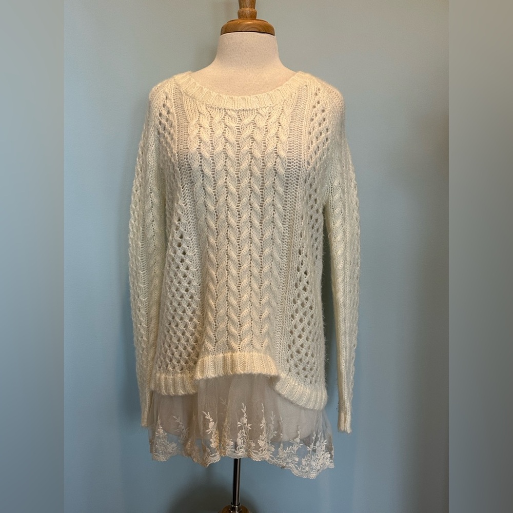 POL Cable Knit long sleeve lace hem detail off white sweater size Medium